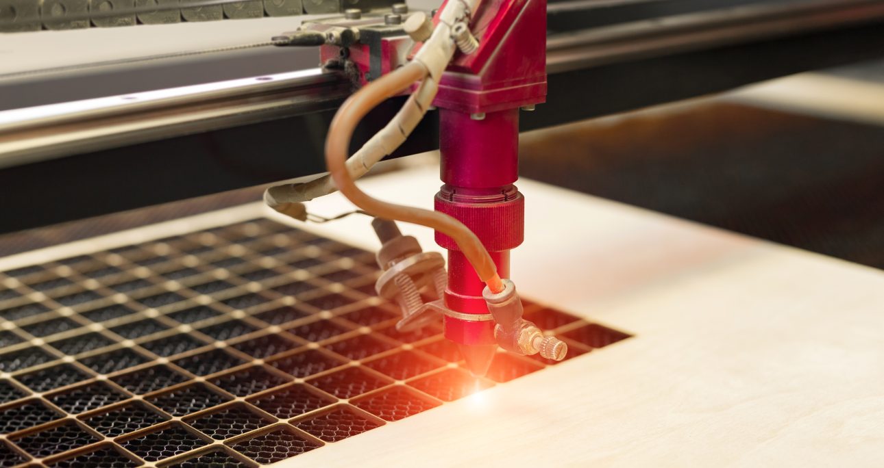 A CO₂ lézer története, működési elve és ipari alkalmazásai