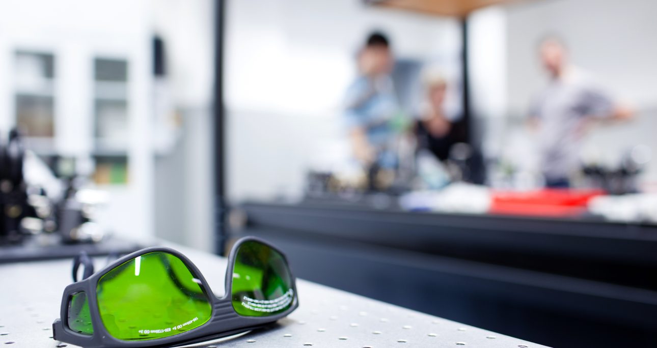 Lézerbiztonsági rendszerek ipari környezetben (interlock, burkolat, elszívás)