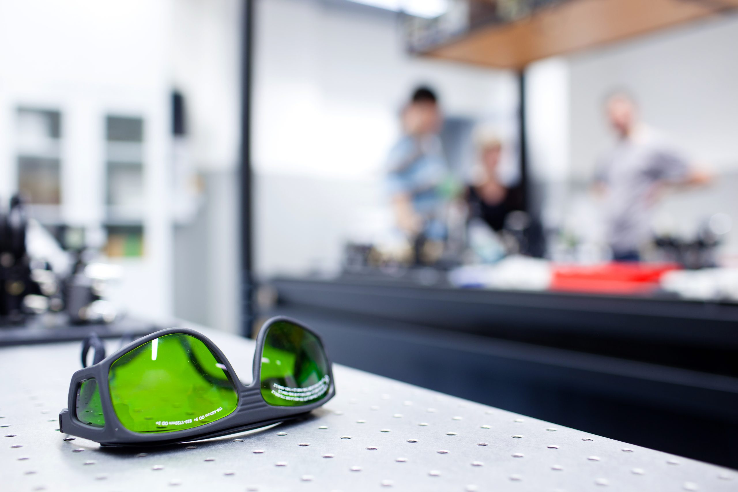 Lézerbiztonsági rendszerek ipari környezetben (interlock, burkolat, elszívás)